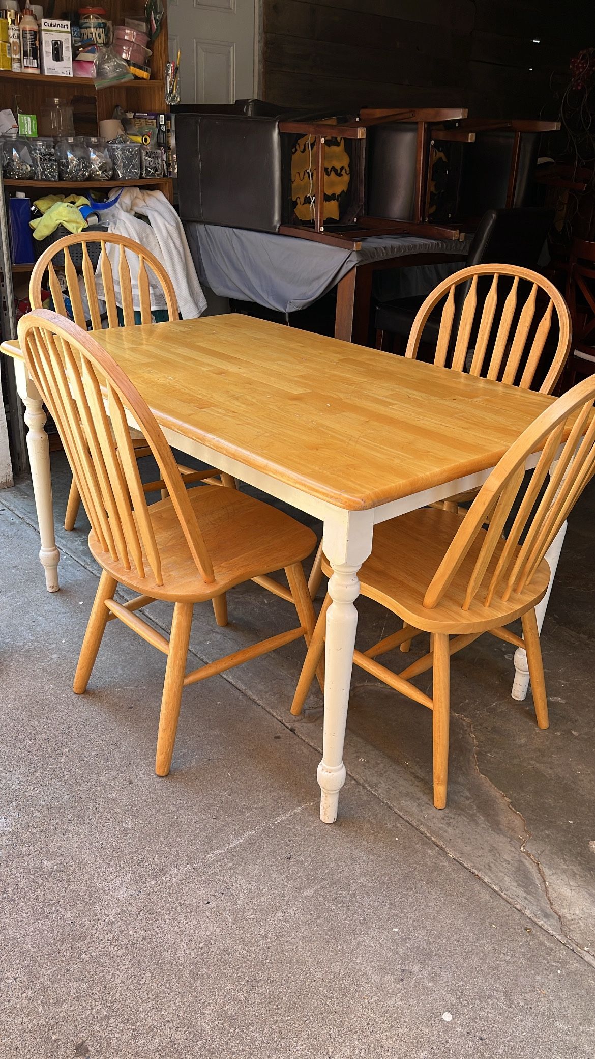 DINING TABLE /4 CHAIRS