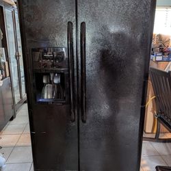 REFRIGERATOR / Refrigeradora | Works, but needs repairs  / As-Is