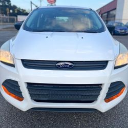 Ford Escape  2016.   5400