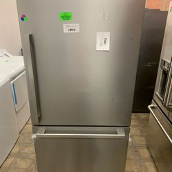 HISENSE HRB171N6ASE 17.2-cu ft Counter-depth Bottom-Freezer Refrigerator