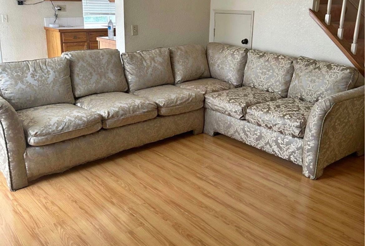 Elegant L-Shaped Sectional Sofa 