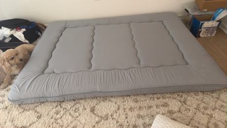 Portable floor mattress