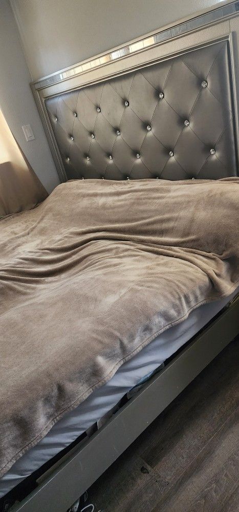 King Bed Frase and Base For Sale