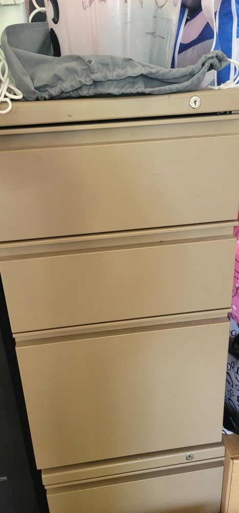 File Cabinet for free - 3 Drawer