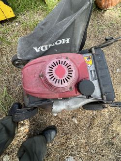   Honda Lawn Mower With Bag Read Details Below 