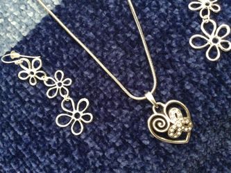 Silver heart necklace $25   🌿🌷🌿  Silver Floral earrings long  $13 🌿