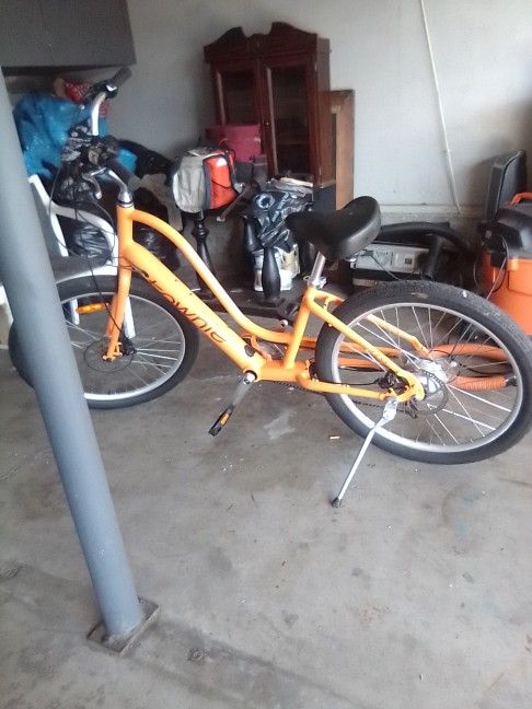 26" Inch, E-bike, Unisex Trek, Electra/ Townie Go 7D, Mango Color Size M 