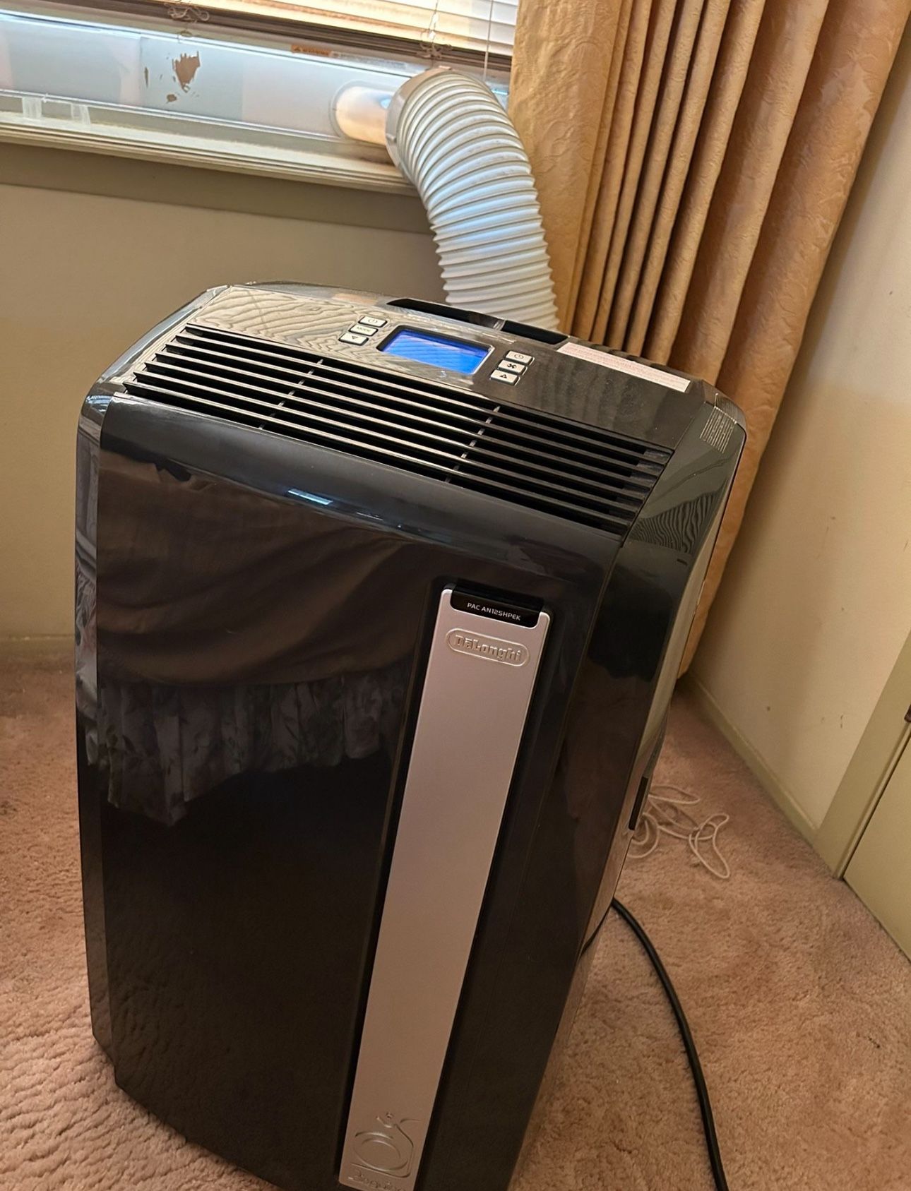 DeLonghi Portable Air Conditioner & Vent Window Kit With 12,000 BTU AC & https://offerup.co/faYXKzQFnY?$deeplink_path=/redirect/ In The Summer Warm In