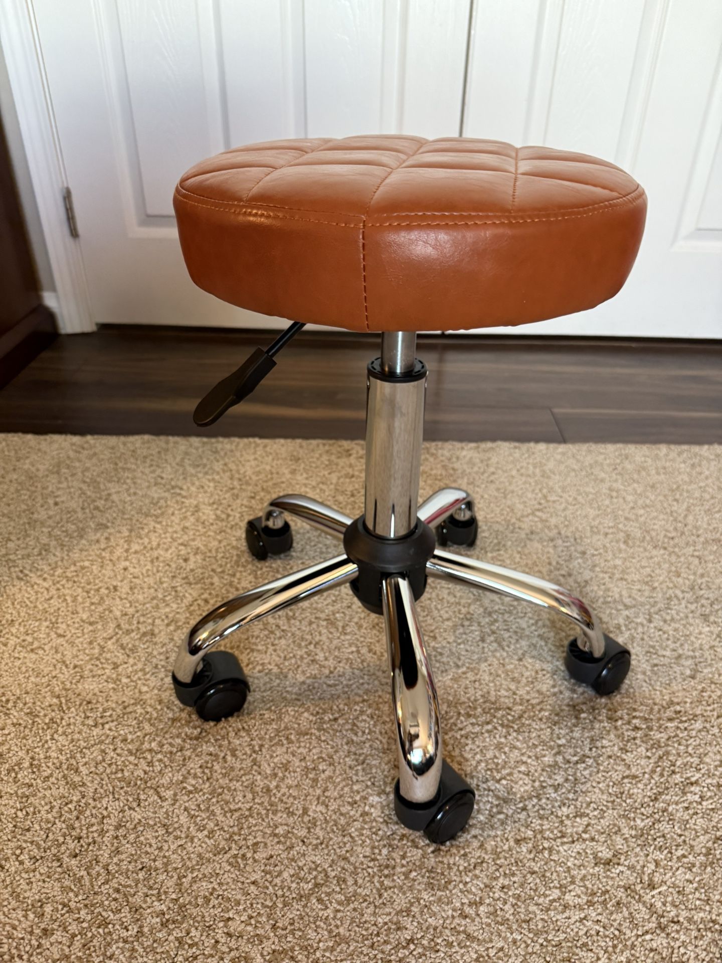 NEW!  CUTE  ROLLING STOOL