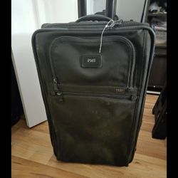 Tumi Alpha Frequent Traveler 22" Zippered Expandable Carry-on Luggage. 