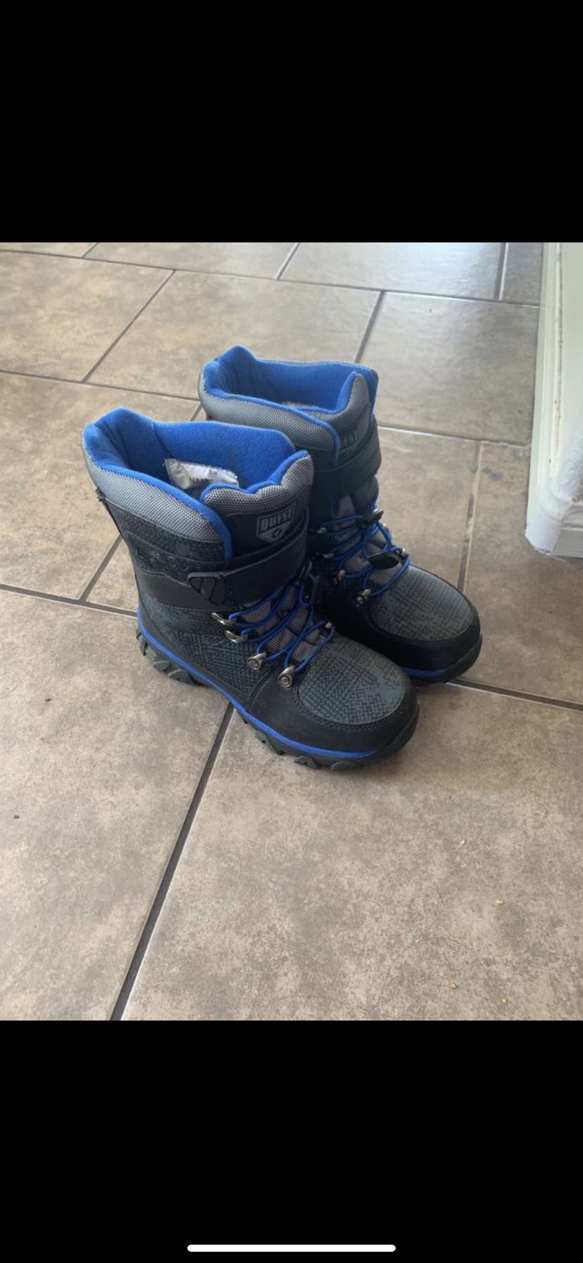Boys snow boots size 4