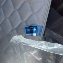 Simmons Deep Sleep Mattress Queen New