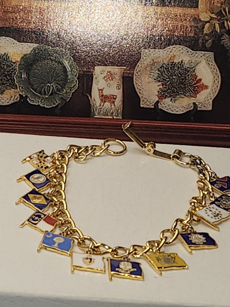 #1479, VINTAGE 10K GP 1950s USA STATES CHARM BRACELET. 7.5"IN