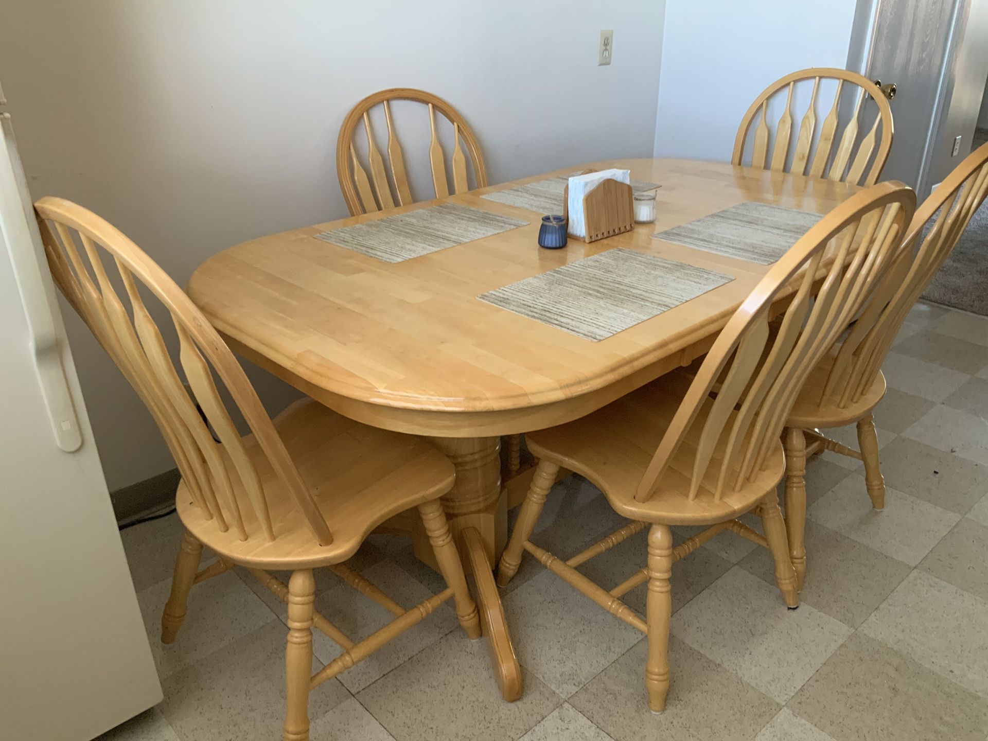 Extendable Dining Table with 5 chairs
