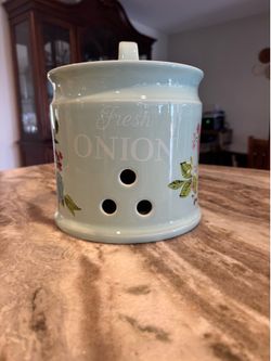 Pioneer Women Onion Keeper