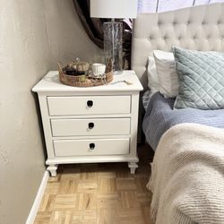 EXCELLENT COND Off White LARGE NIGHTSTAND/2