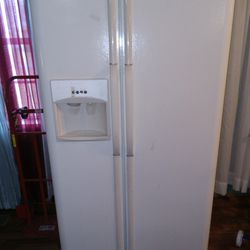 Frigidaire Side By Side Deep Refrigerator With Icemaker Works Great 
