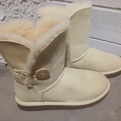 UGG Boots Baily Button ll Style (Size 8) NEW. NEVER WORN. UGGS