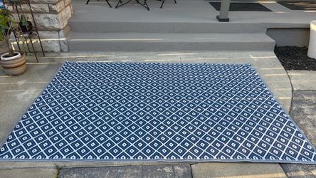 Waterproof 5’x 7’3”Outdoor Area Rug – Great Condition