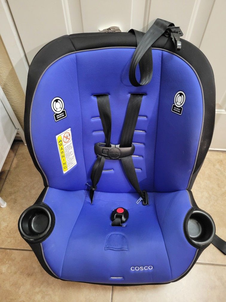 Cosco Onlook Car Seat In GOOD Condition. Has 2 Cupholders
