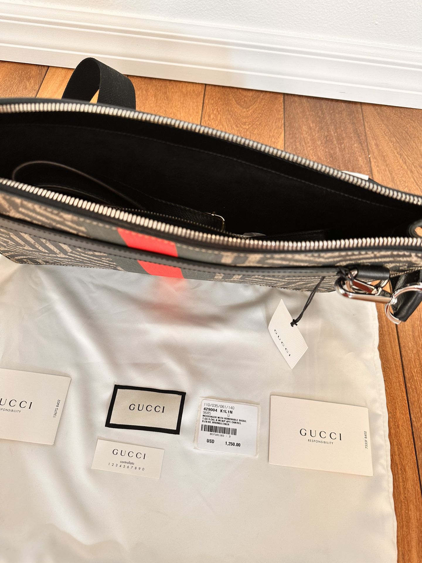  Gucci Bee Messenger Bag With Removable Shoulder Strap & Dust Bag Never Been Used/New With Tags. Stood In Dust Bag. 