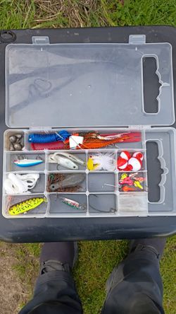 Fishing tackle box