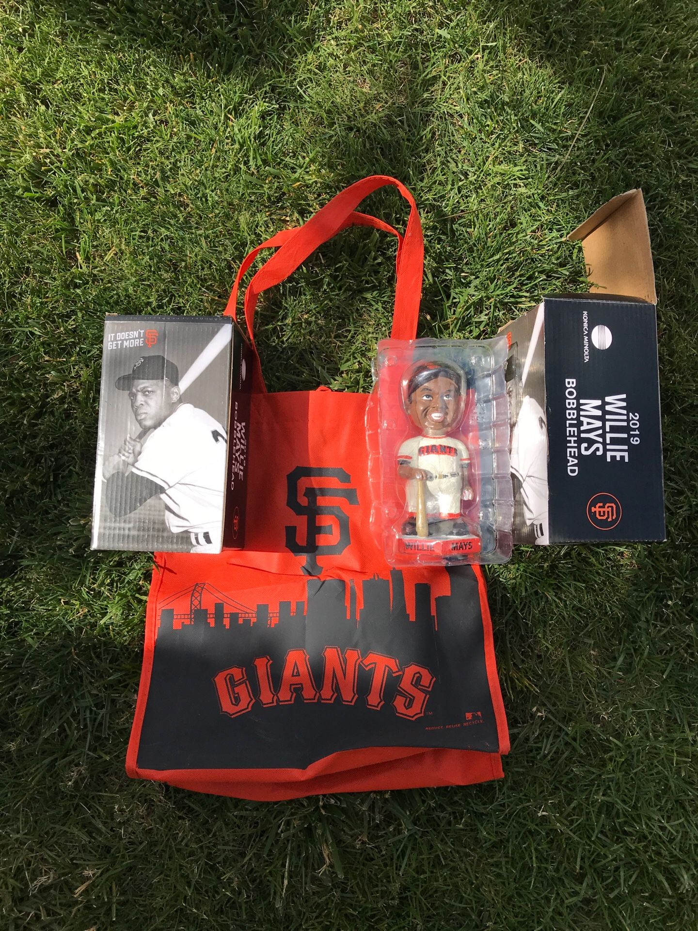 San Francisco Giants - 2 Willie Mays Bobble Heads with bag