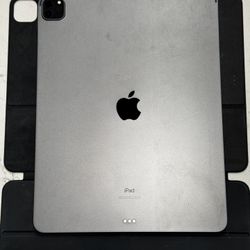 Apple iPad Pro (12.9-inch, Wi-Fi, 128GB) - Space Gray AND Apple Keyboard
