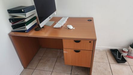 BEAUTIFULL  WOOD OFFICE DESK $30 USD