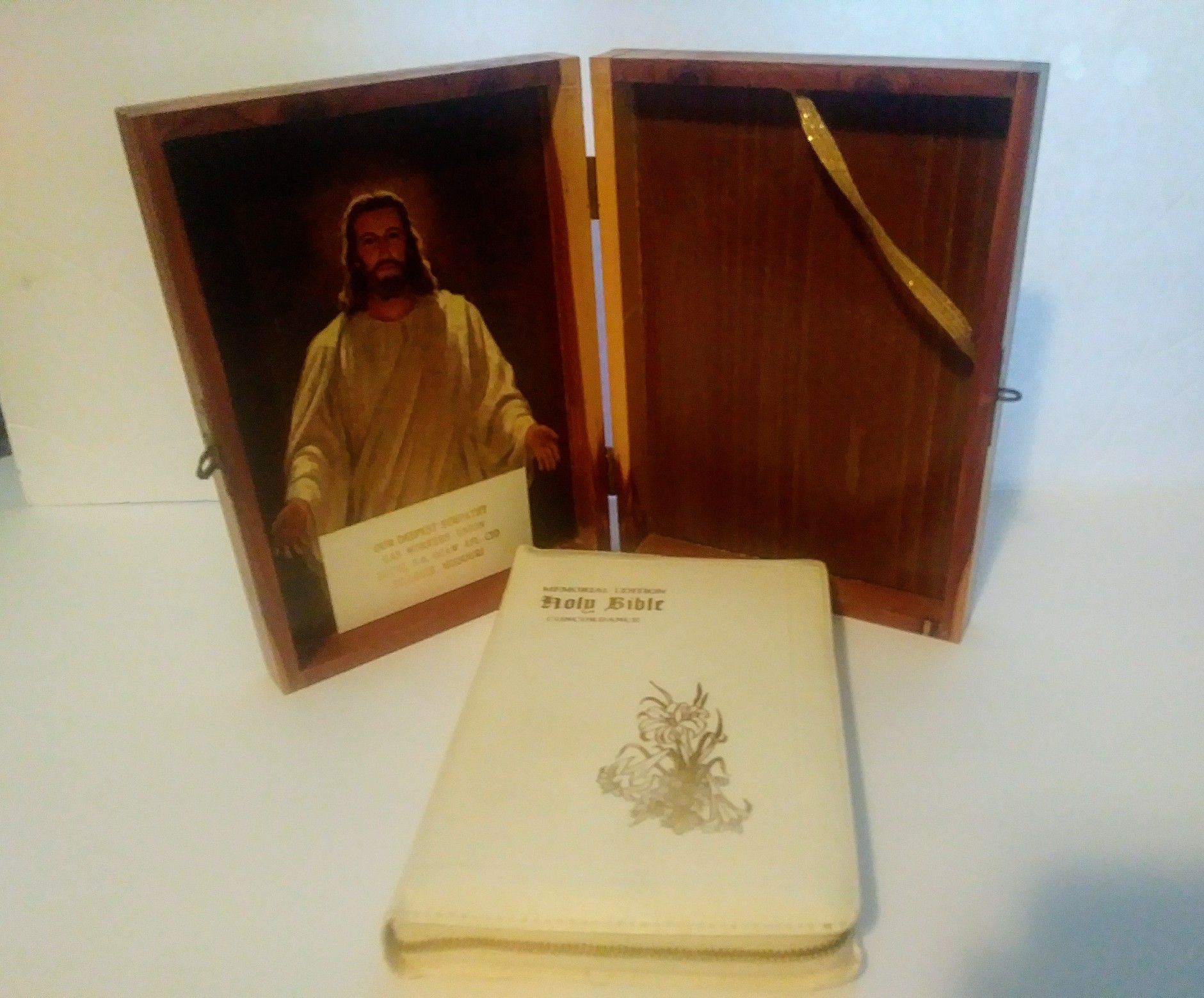 1974 The Authorized King James Holy Bible Memorial Edition/Cedar Wooden Box