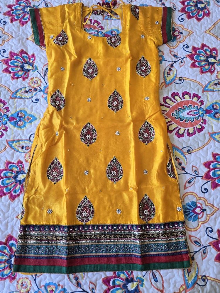 Yellow 3 piece indian punjabi bollywood patiala salwar suit, with threadwork embroidery, large dupatta with thick border