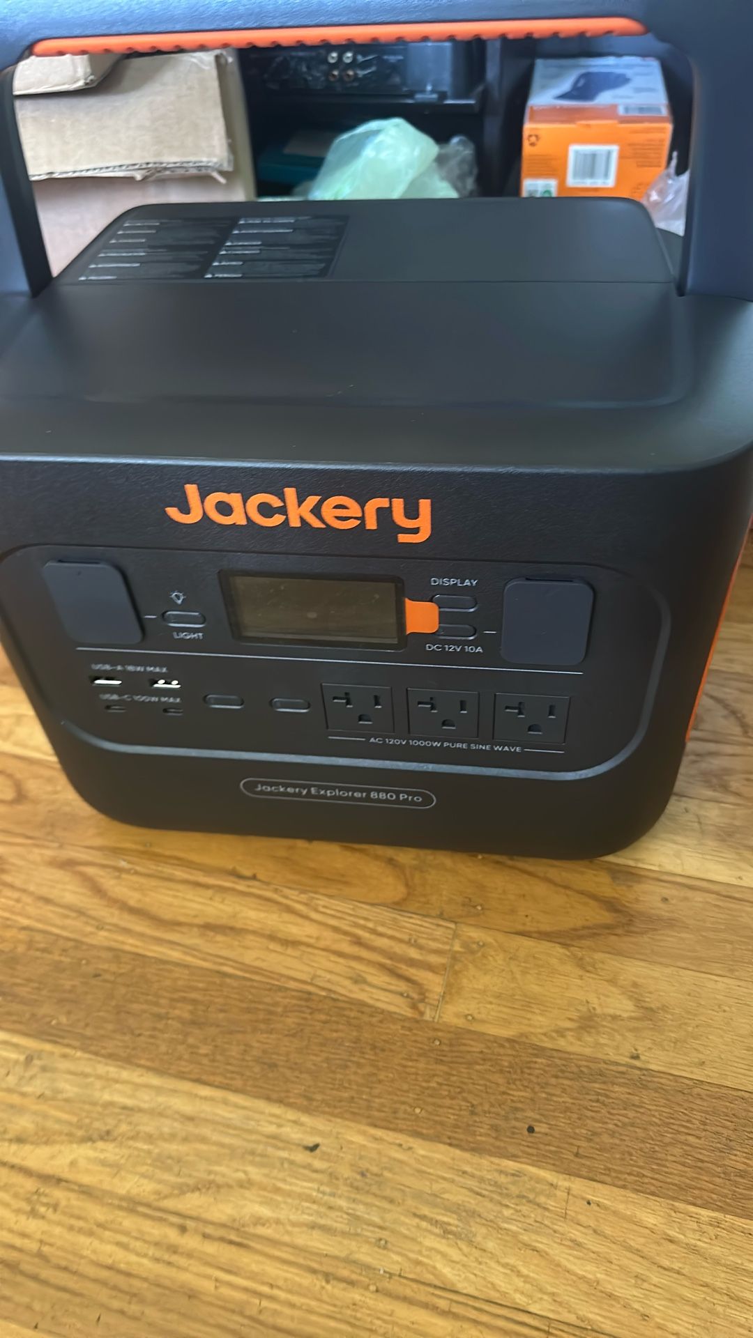 Solar 880 Pro With Charging 100 W Panel