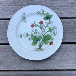 PORCELAIN 6” SERVING PLATE. STRAWBERRIES. NEW. 