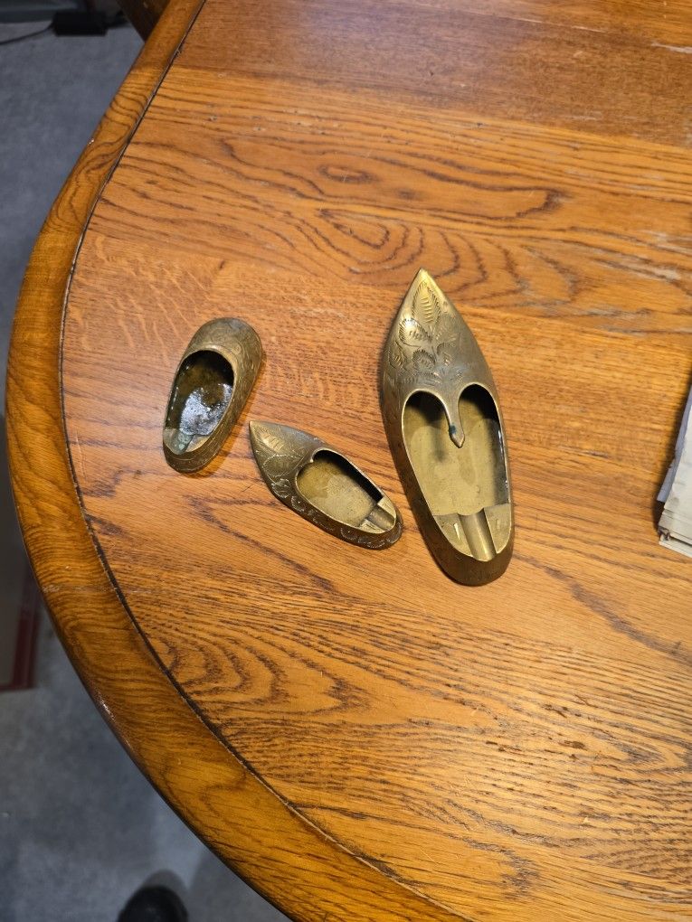 Antique Brass Shoe's Made In INDIA And Also Ash Trays