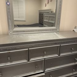 Queen Bed With Vanity And Drawers 