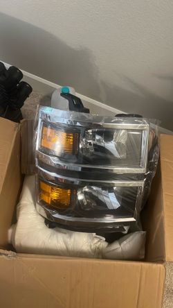 Chevrolet Silverado, 2014-2015 halogen headlamp assemblies right next to