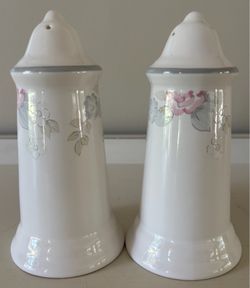 vintage Pfaltzgraff Wyndham salt and pepper shakers,