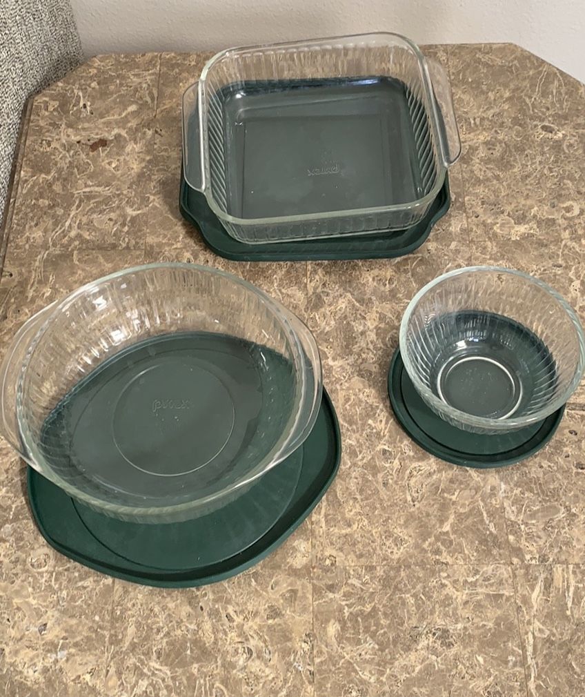 Set of 3 Pyrex glass bowls with lids