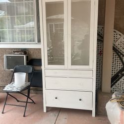 Kitchen  Cabinet With  With Three Shells.