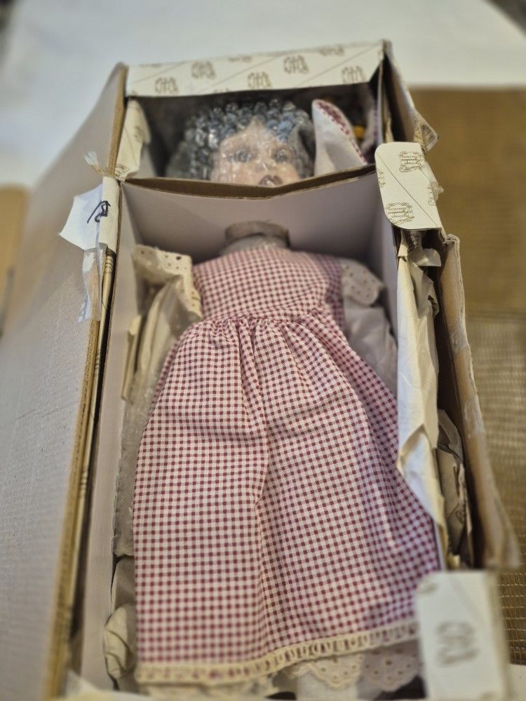 Vintage heritage collection honey bea porcelain dell