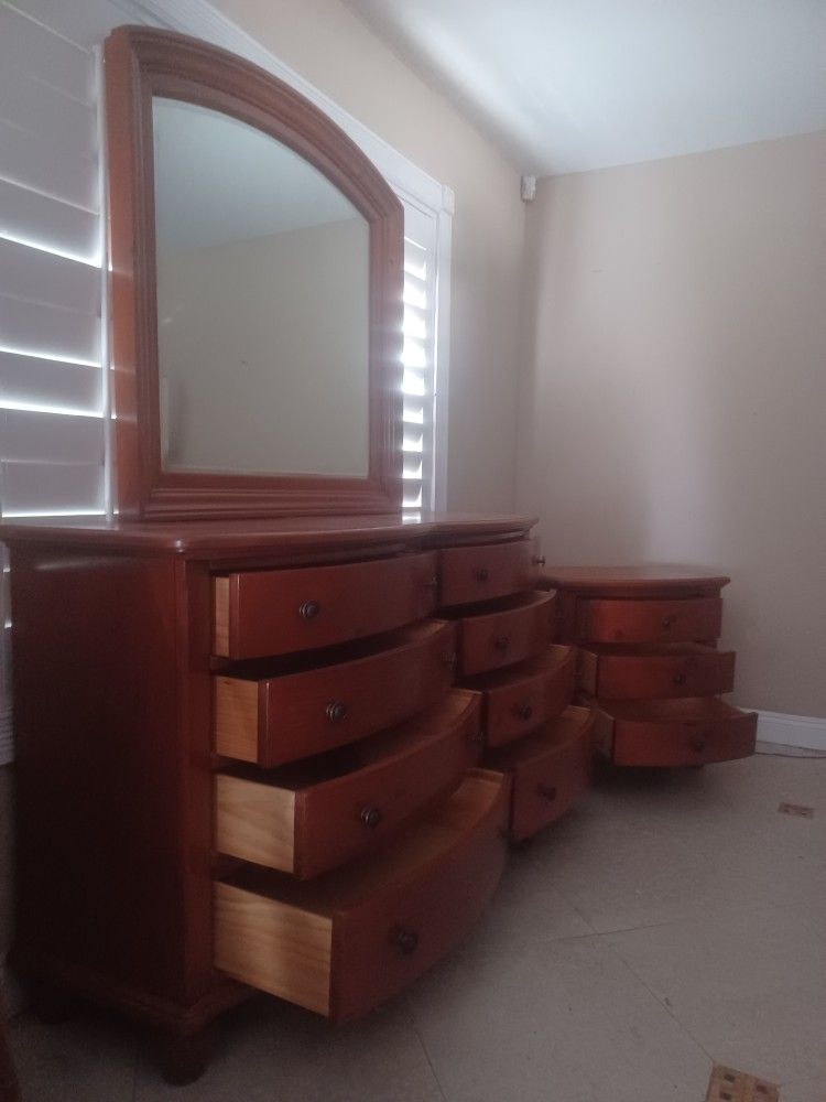 Solid Wood Sturdy Queen Bedroom Set Includes Dresser With Mirror, Night Stand And Queen Bedframe Good Condition