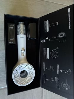 New Konsept shower head in white and silver. This set has an ACF filter and a Vitamin C aroma ring. The product is in its original black presentation