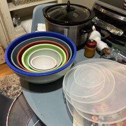 NEW Nesting Bowls Set With Lids 