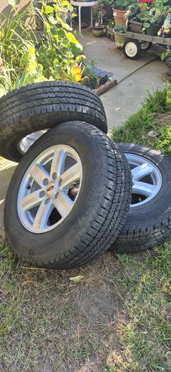 Tengo 3 rines con llantas nuebas LT245 70 17