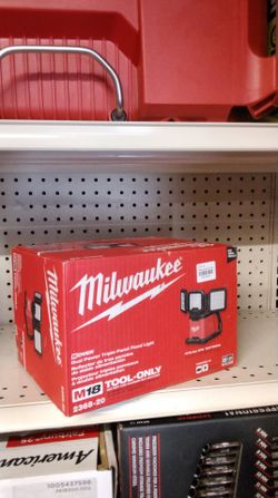MILWAUKEE DUAL POWER TRIPLE- PANEL FLOOD LIGHT (TOOL ONLY)