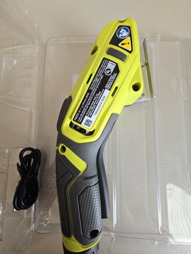 RYOBI RCT4-120G 4V Cordless Cutting Tool (1 x 2.0Ah), Hyper Green
Sales Rank:#16,308 in Tools
Features
Compact cordless 4V USB