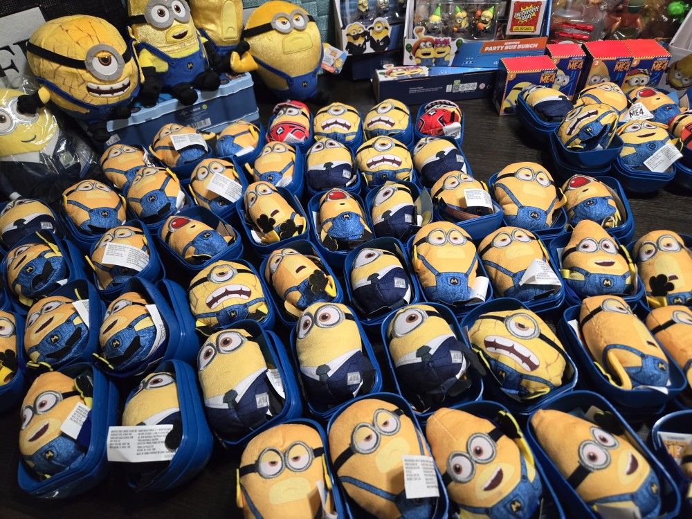 Minion plush offers lot