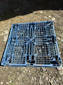 43x43 Plastic Pallets ONLY $20 EACH FOR FIREWOOD HAY APPLIANCES ETC
