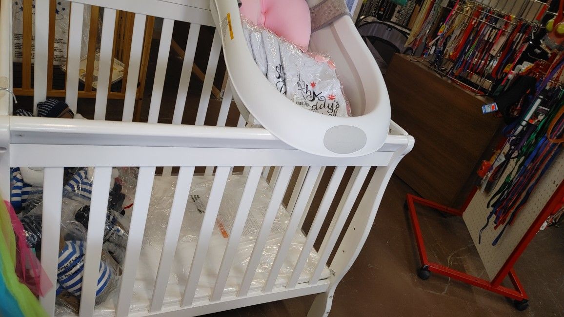 White portable baby crib new $89 fold up pop up baby bath with bath cushion $35