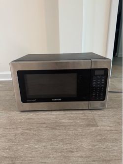 Samsung 1.1 Cu Ft Stainless Steel Microwave with Grill — 1000W